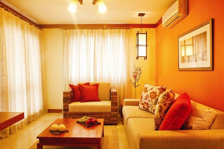 Rumah Minimalis Type 21 Model Terbaru, Warna Orange Ruang Tamu