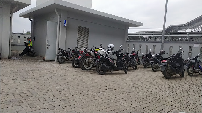 Parkir Motor Stasiun Telaga Murni Cibitung
